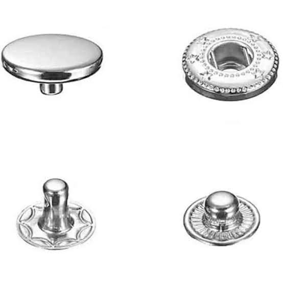  تصویر دکمه پرسی نقره‌ای از زاویه کناری، مناسب دوخت روی انواع لباس.