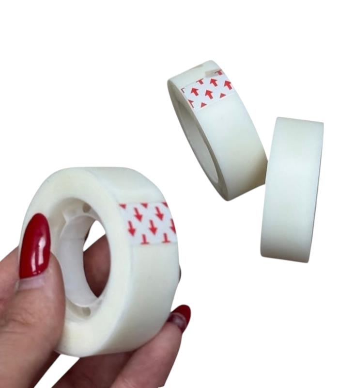  چسب کالک، انتخاب حرفه‌ای برای پروژه‌های هنری و طراحی.شفافیت بالا، چسبندگی یکنواخت و سطح صاف آن باعث می‌شود خطوط مداد، خودکار یا ماژیک بدون پخش شدن باقی بمانند.پس از چسباندن تقریباً نامرئی است و امکان مشاهده و اصلاح خطوط زیرین را به‌راحتی فراهم می‌کند.